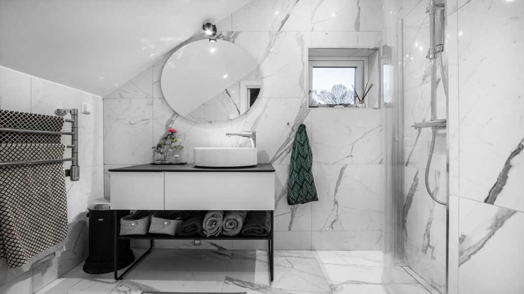 Färdigställt badrum med walk in closet renoverat av Grand Construction